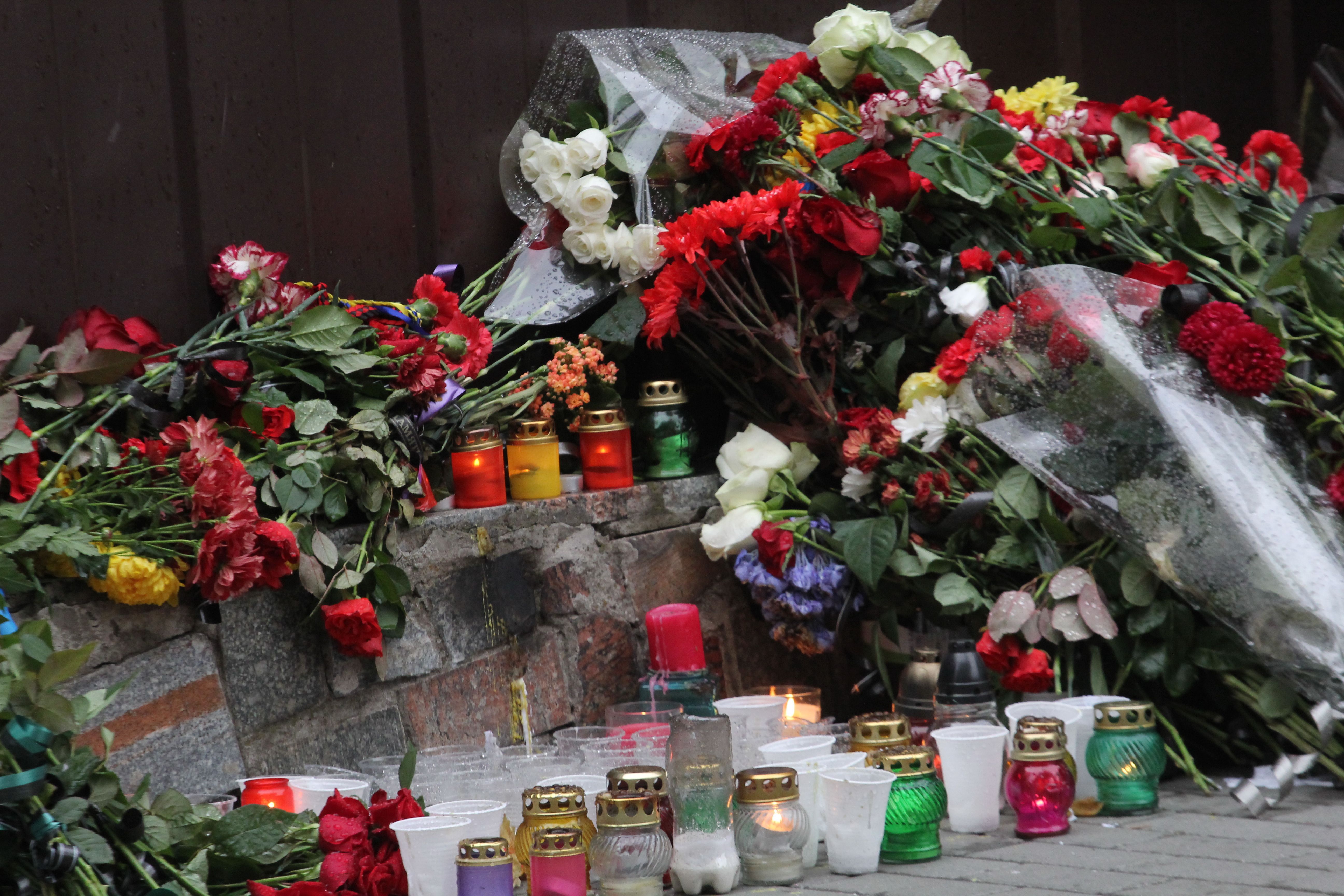 Дніпряни вшановують пам'ять вбитих поліцейських: з’явились фото