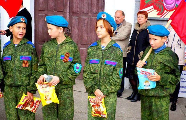 Боевики в Горловке провели для детей день российского единения