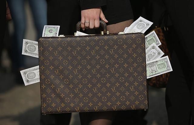 Хлопцеві прострелили ногу та відібрали сумку з тисячами доларів у Києві Хлопцеві прострелили ногу та відібрали сумку з тисячами доларів у Києві