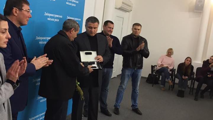 Аваков наградил водителя маршрутки за героический поступок в Днепре