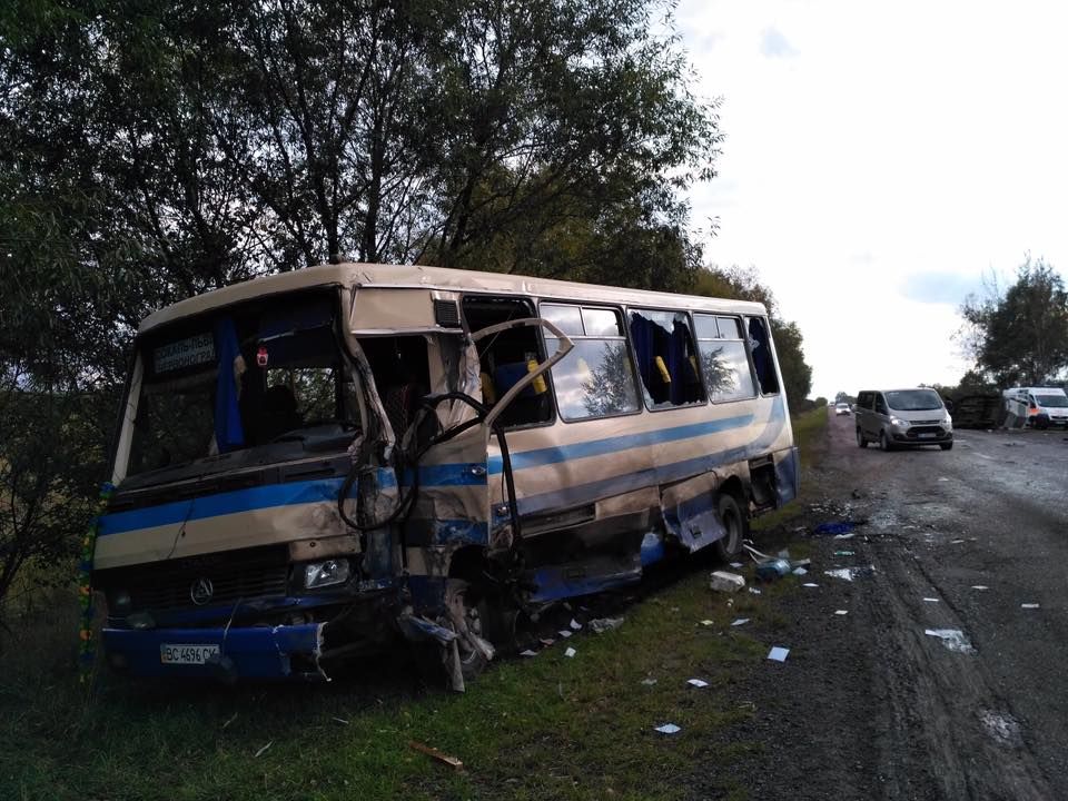 Жахлива аварія на Львівщині: бус зіткнувся з маршруткою