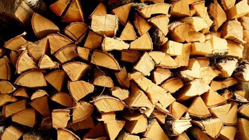 Жители прифронтового поселка запасаются свечами и дровами Жители прифронтового поселка запасаются свечами и дровами