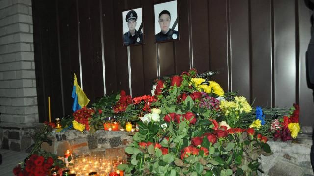 Гори квітів і заплакані поліцейські: у Дніпрі прощались із вбитими патрульними