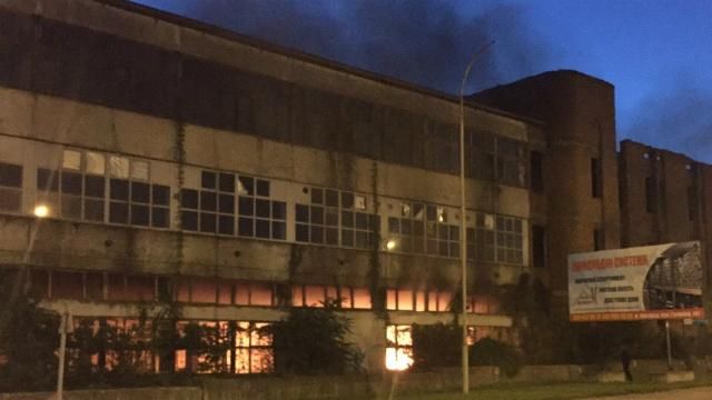 Масштабна пожежа на заводі в Ужгороді: з'явились фото