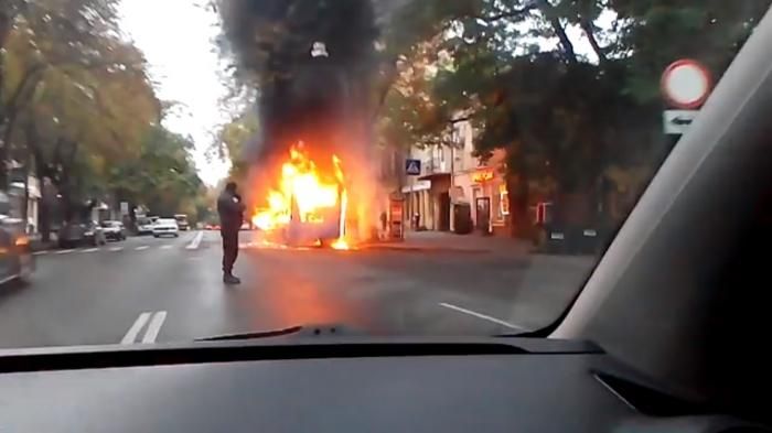 В центре Одессы дотла сгорела маршрутка: появилось видео