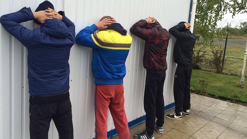 СБУ задержала банду рейдеров, которые пытались вывезти 15 миллионов гривен СБУ задержала банду рейдеров, которые пытались вывезти 15 миллионов гривен