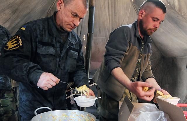 Боєць АТО оцінив нове армійське меню Боєць АТО оцінив нове армійське меню