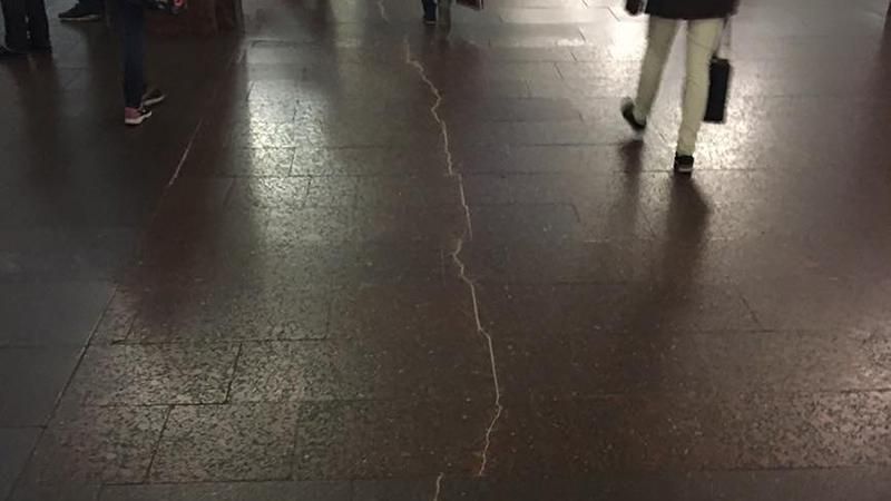 На станції метро у Києві утворилася велетенська тріщина  