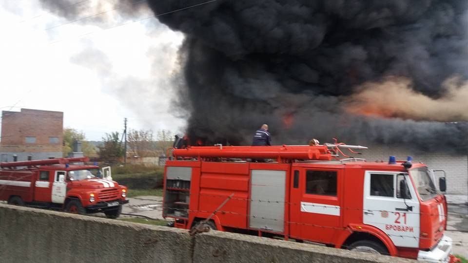 Пожежа на Київщині: у небі видніється величезний стовп чорного диму