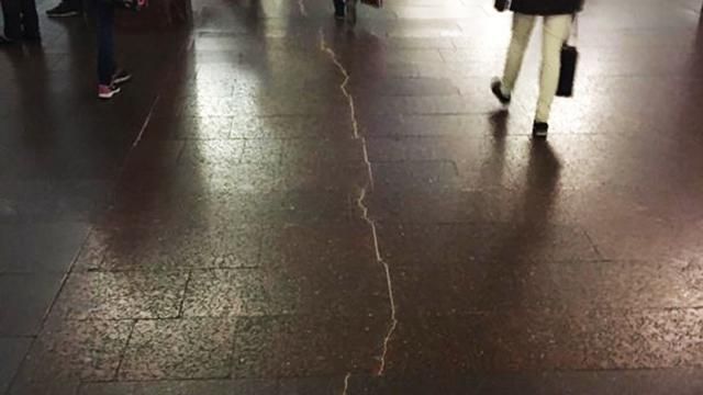 Туда сбрасывают некрасивых киевлян, – реакция сети на трещину метро Героев Днепра
