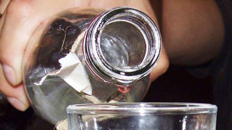 Смертельный алкоголь добрался и на Донбасс: погибли 5 человек Смертельный алкоголь добрался и на Донбасс: погибли 5 человек