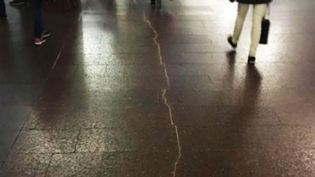 Підроблений алкоголь вбиває українців, велетенська тріщина у метро, – найцікавіше за добу 