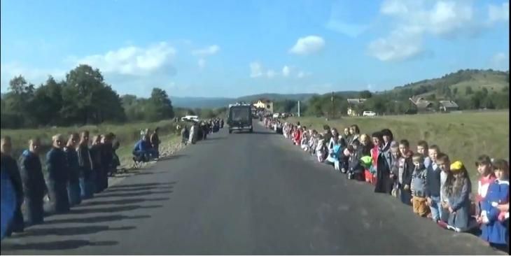 Моторошне відео зустрічі загиблого воїна: все село на колінах Моторошне відео зустрічі загиблого воїна: все село на колінах