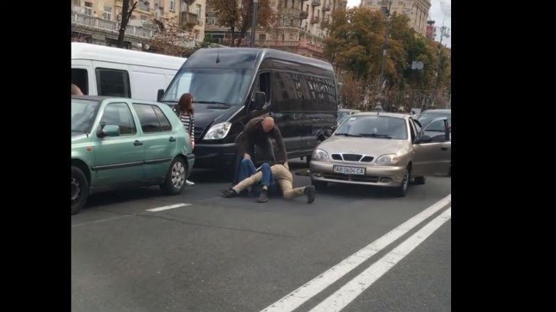 Розлючені водії влаштували "бої без правил" просто на проїжджій частині Розлючені водії влаштували "бої без правил" просто на проїжджій частині