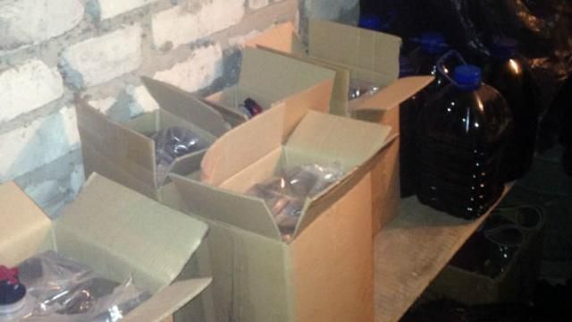 Розповсюджувачів смертельного алкоголю затримали на Донеччині Розповсюджувачів смертельного алкоголю затримали на Донеччині