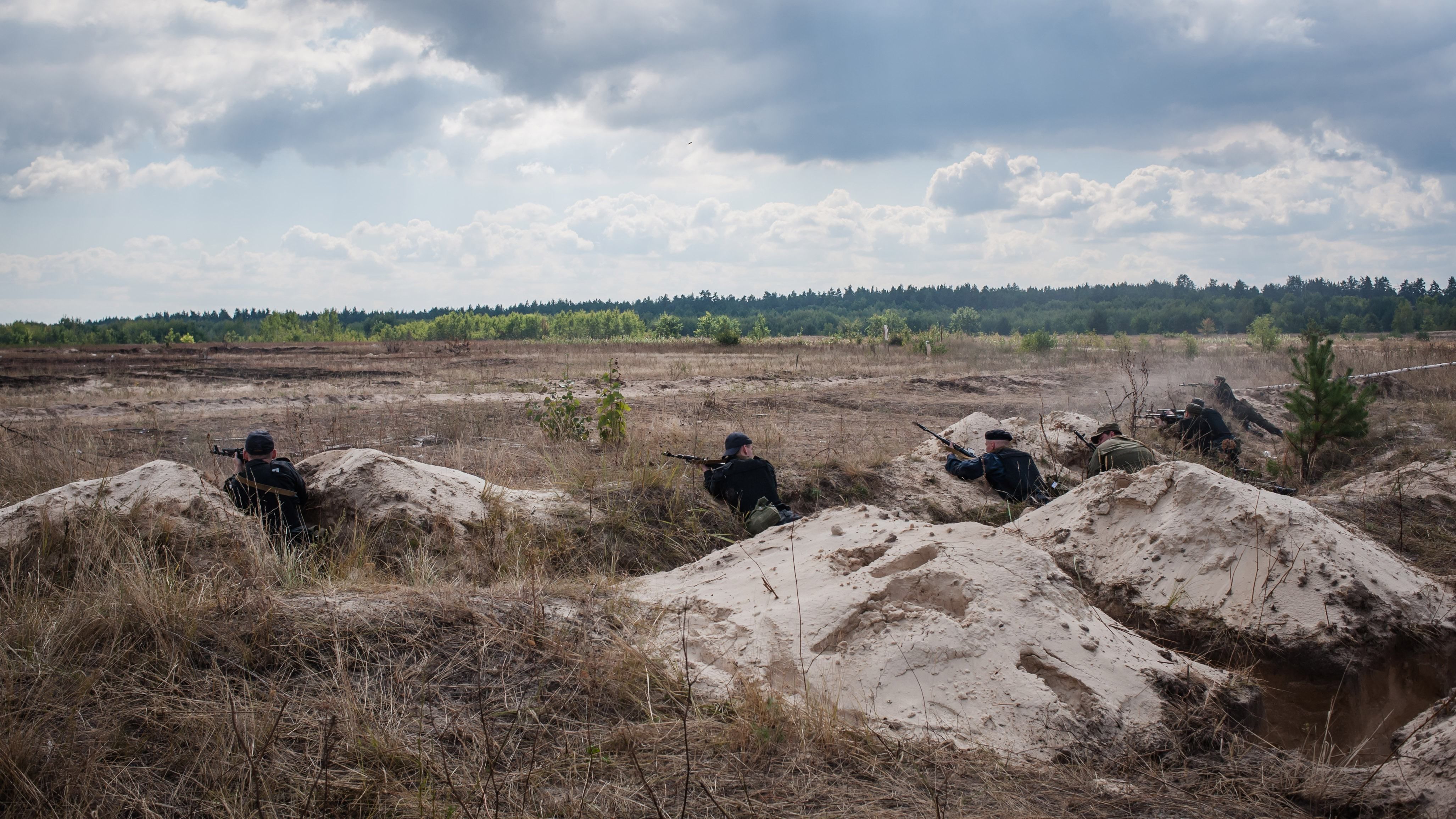 Гаряча ніч у Мар'їнці: бойовики не припиняють обстрілів Гаряча ніч у Мар'їнці: бойовики не припиняють обстрілів