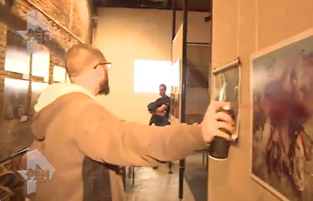 У Москві чоловік спаплюжив фотовиставку з українськими військовими У Москві чоловік спаплюжив фотовиставку з українськими військовими