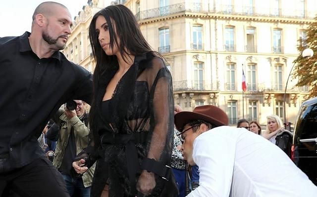 Українець спробував поцілувати сідниці Кім Кардашьян Українець спробував поцілувати сідниці Кім Кардашьян