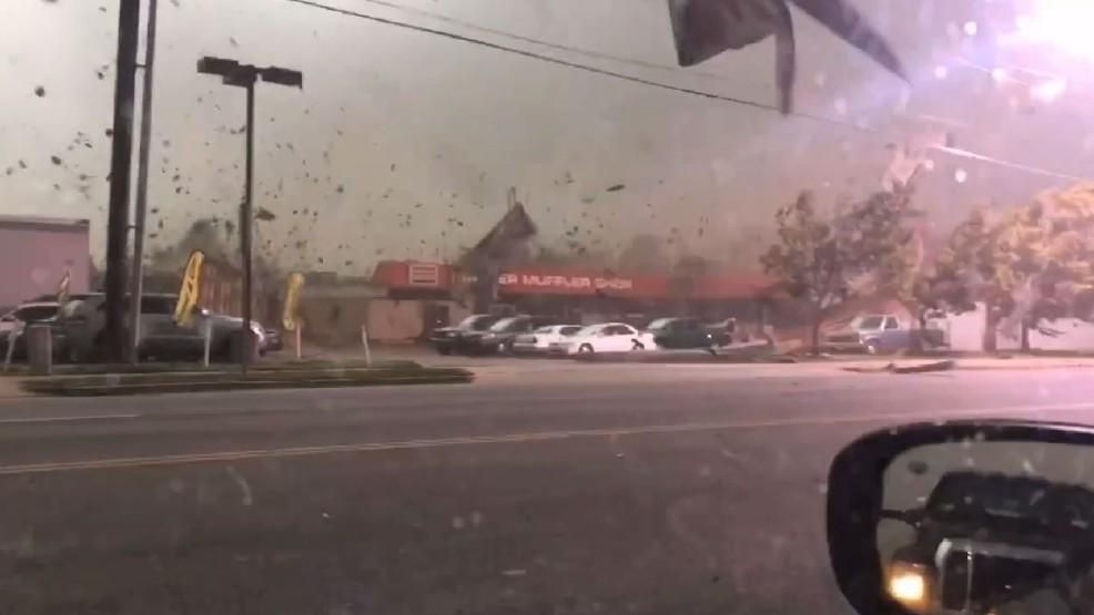 Як шквальний вітер зносить дахи будинків: неймовірне відео негоди Як шквальний вітер зносить дахи будинків: неймовірне відео негоди