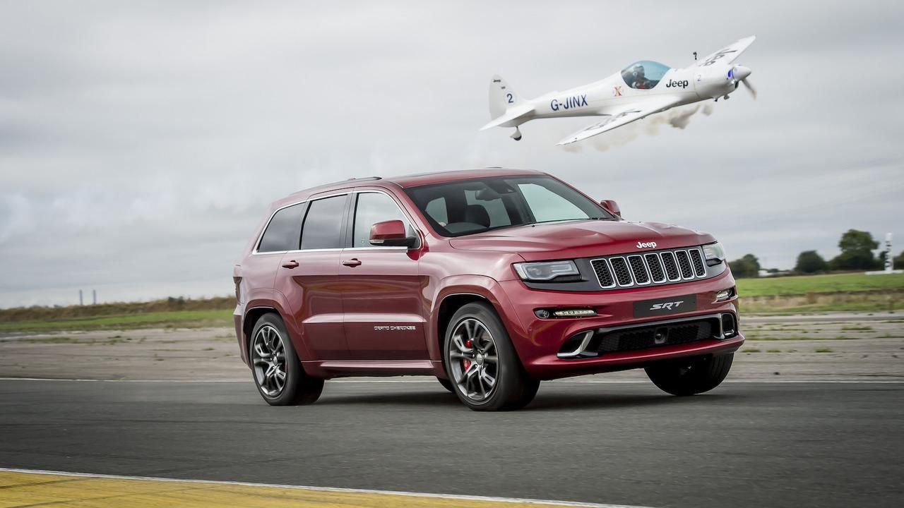 Незвичні перегони: Jeep Grand Cherokee SRT позмагався на швидкості з літаком Незвичні перегони: Jeep Grand Cherokee SRT позмагався на швидкості з літаком