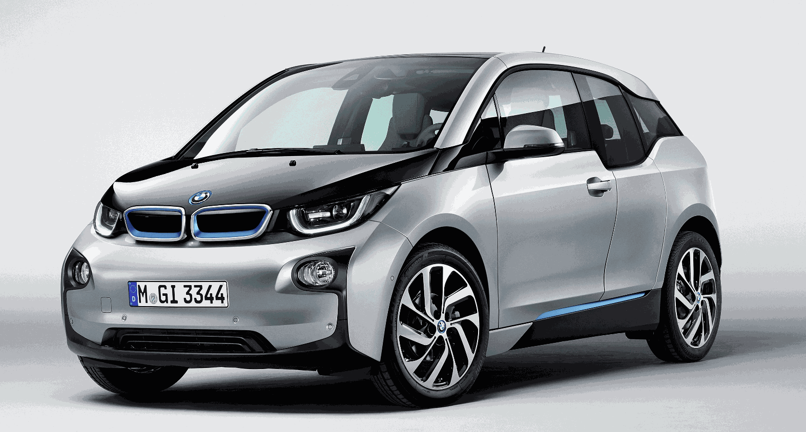 В столице вручили ключи первому владельцу автомобилей нового поколения BMW i3