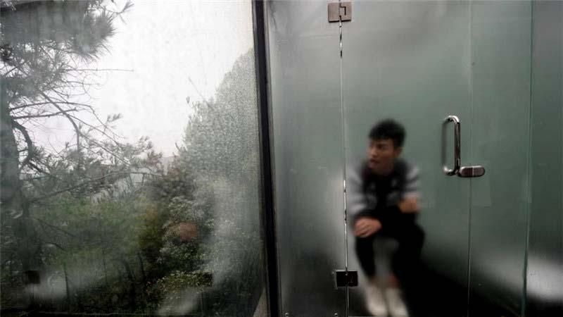 В Китае появился туалет для "экстремалов" – с прозрачными стенами