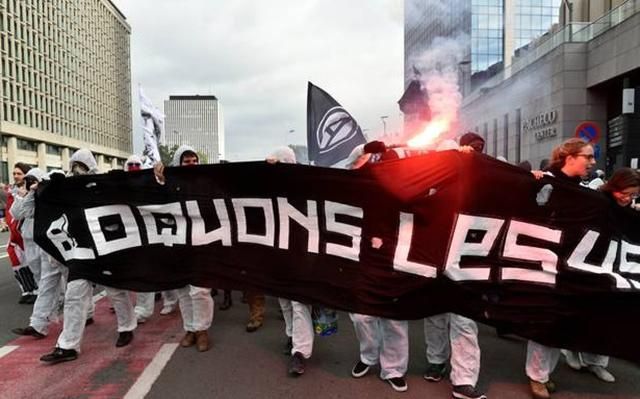 В Брюсселе протестуют десятки тысяч людей
