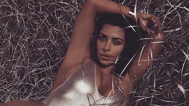 Ким Кардашьян судиться с украинцем за поцелуй в ягодицы Ким Кардашьян судиться с украинцем за поцелуй в ягодицы