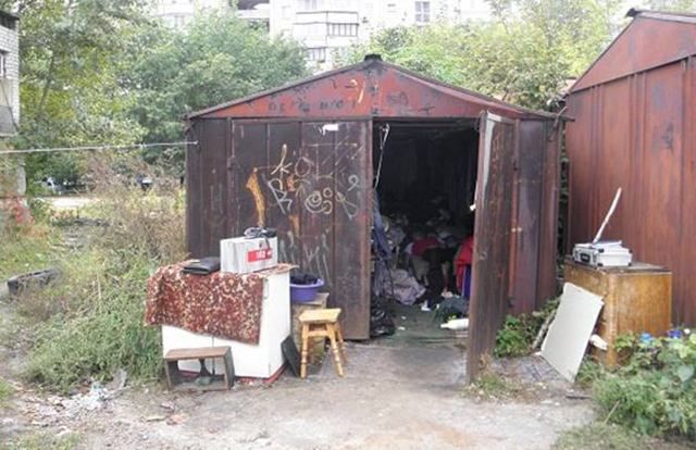 Мертвых мужчину и женщину нашли в киевском гараже