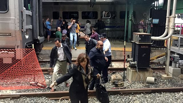 Впечатляющие последствия аварии поезда в Нью-Джерси: появилось видео