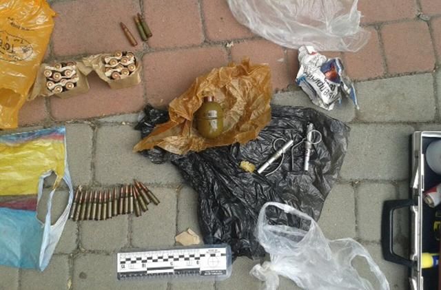 Жінка торгувала гранатами просто на вулиці Мукачевого Жінка торгувала гранатами просто на вулиці Мукачевого