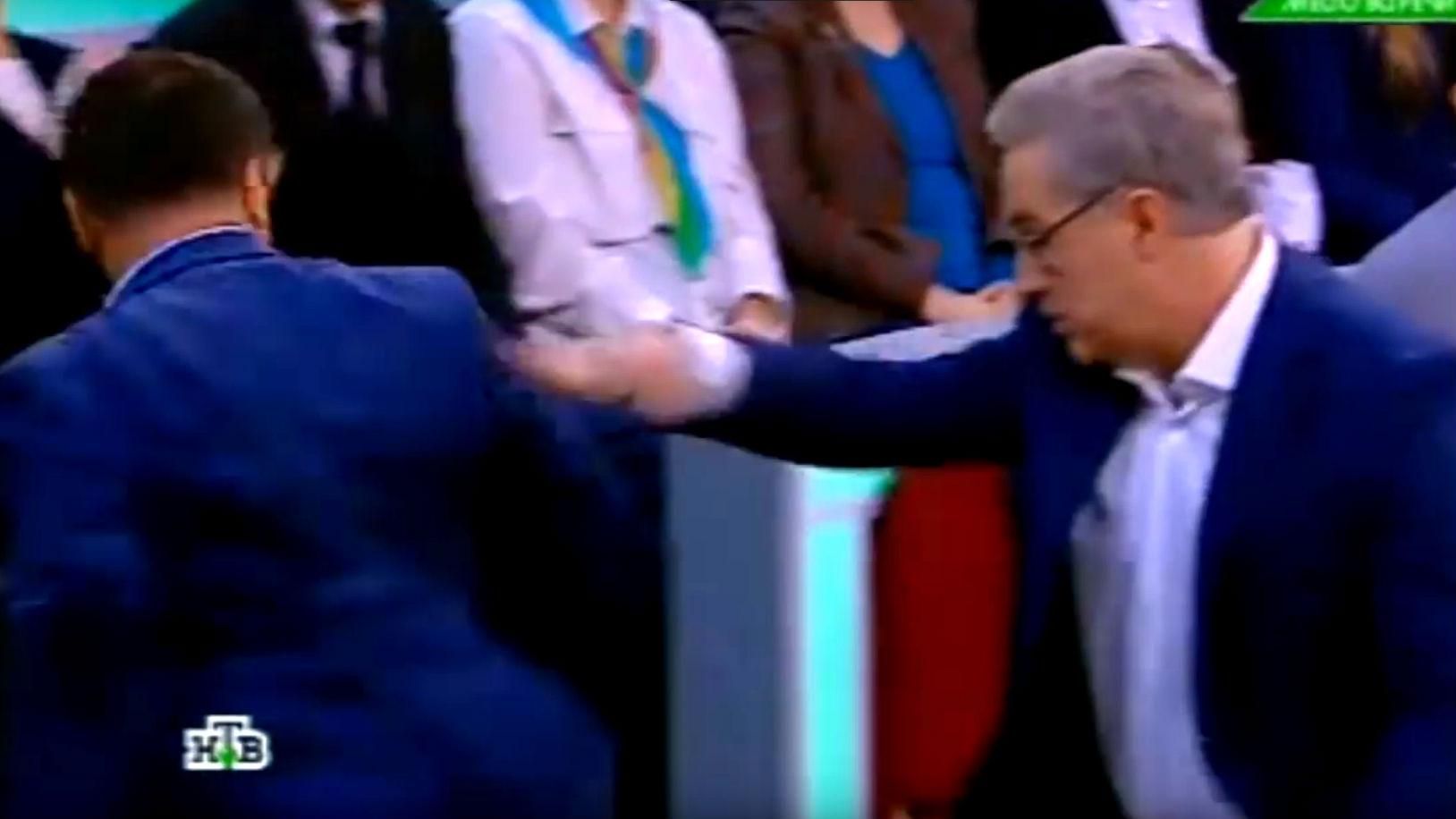 Российский ведущий вытолкал украинского блогера в эфире о сбитом Boeing 777 Российский ведущий вытолкал украинского блогера в эфире о сбитом Boeing 777