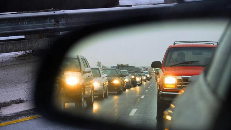 Поліція нагадала водіям з 1 жовтня вмикати фари вдень Поліція нагадала водіям з 1 жовтня вмикати фари вдень