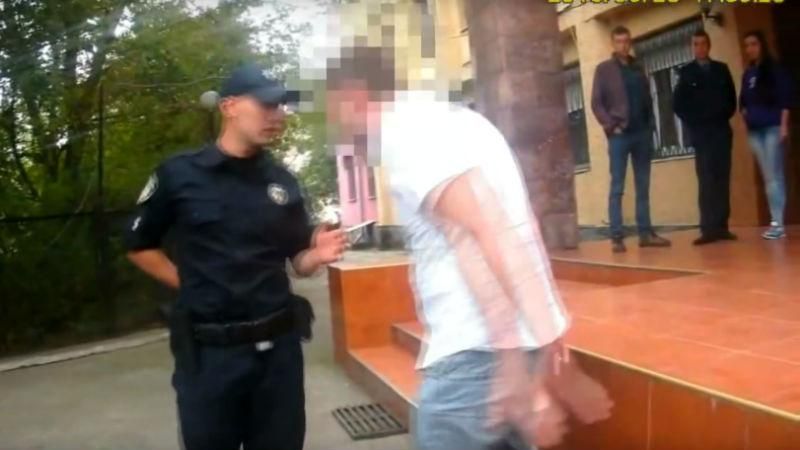 Пьяный чиновник устроил "спектакль" перед закарпатскими патрульными Пьяный чиновник устроил "спектакль" перед закарпатскими патрульными