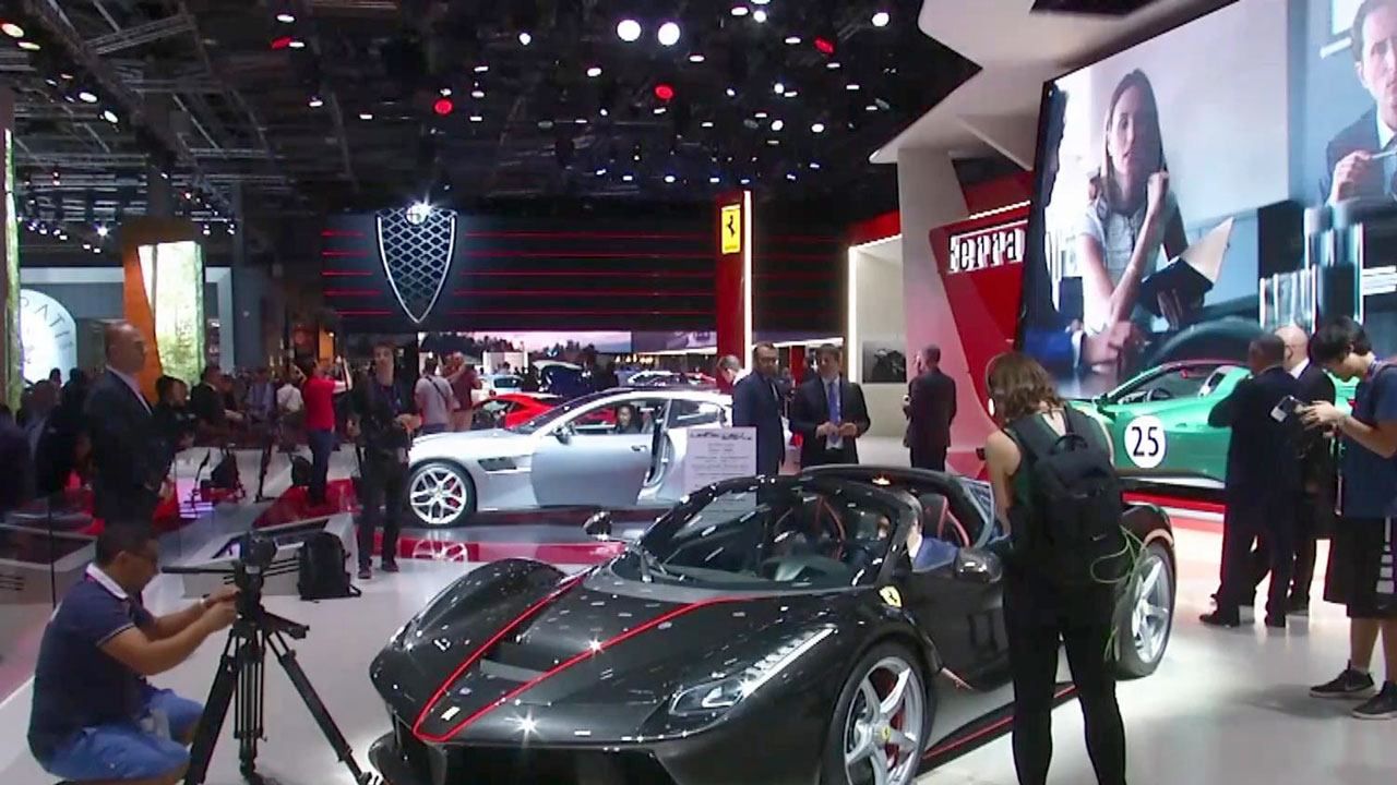 Дивовижні новинки Паризького автосалону: еко-Ferrari та потужний гібрид від Porsche