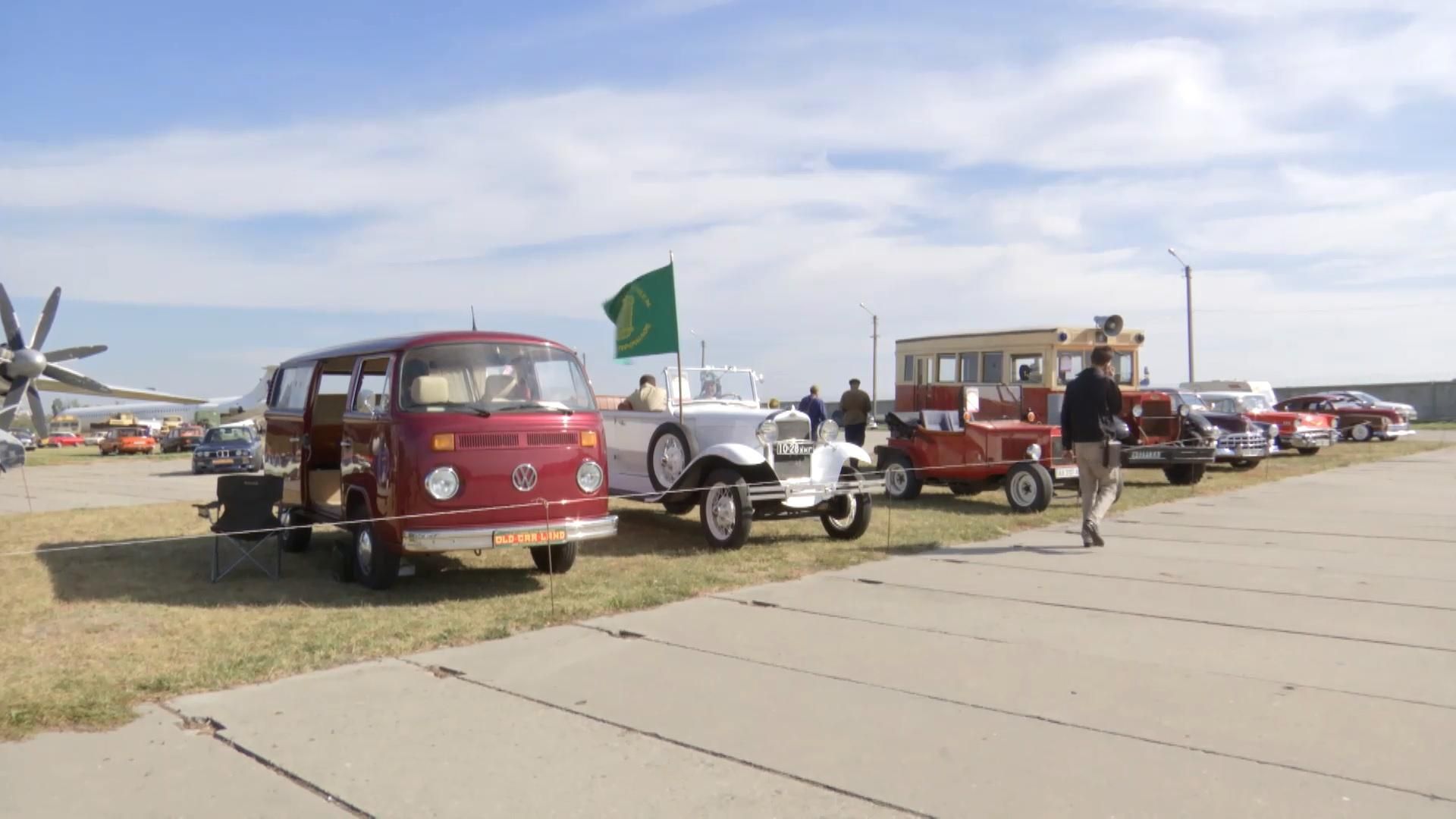 В Киеве второй раз за год открылась выставка ретро-автомобилей В Киеве второй раз за год открылась выставка ретро-автомобилей