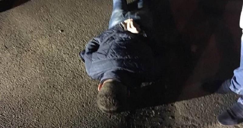 Поліцейського, який продавав наркотики в Києві, взяли під варту