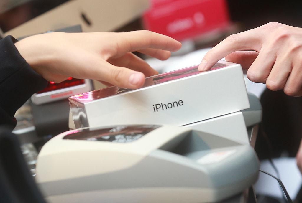 Француз на знак протесту розтрощив десяток ІPhone Француз на знак протесту розтрощив десяток ІPhone