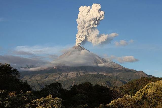 Извержение вулкана началось в Мексике: людей эвакуируют