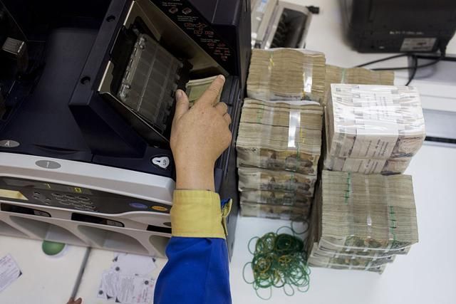 Найбагатші українці сплачують найменше податків