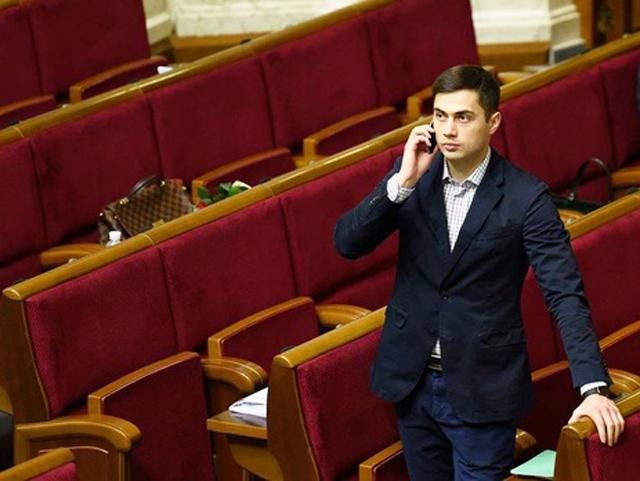 Нардепи-кнопкодави отримують по 10 тисяч доларів щомісяця, – політик Нардепи-кнопкодави отримують по 10 тисяч доларів щомісяця, – політик