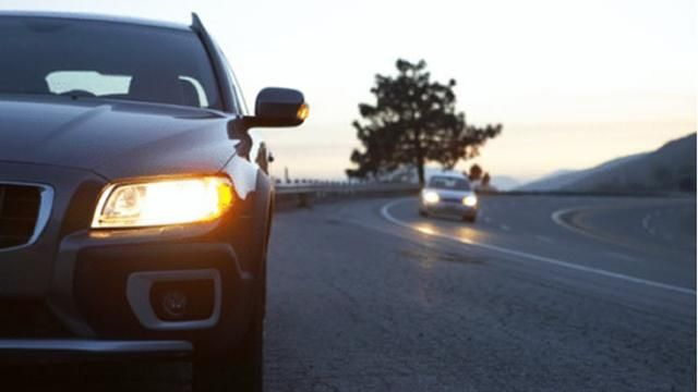 У поліції нагадують про штрафи водіям за не увімкнуті фари авто У поліції нагадують про штрафи водіям за не увімкнуті фари авто