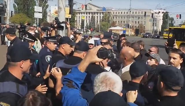 Кількох людей затримали за бійку біля Апеляційного суду Києва Кількох людей затримали за бійку біля Апеляційного суду Києва