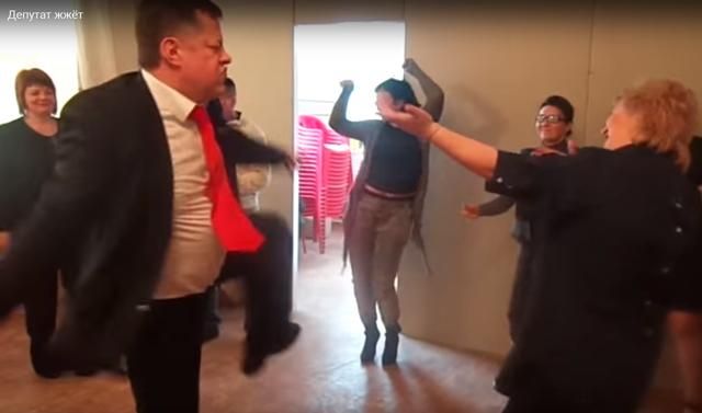Российский депутат "зажег" сеть танцами под Рики Мартина