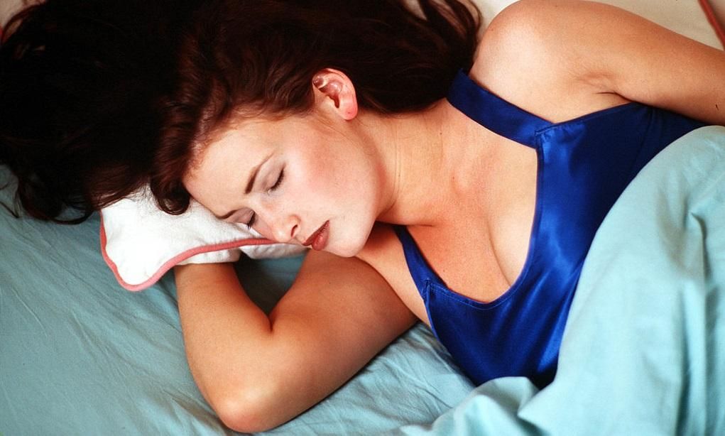 Вчені пояснили, чому жінкам потрібно спати більше, ніж чоловікам
