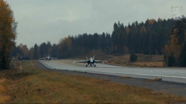 Истребитель успешно приземлился прямо на трассе: появилось зрелищное видео Истребитель успешно приземлился прямо на трассе: появилось зрелищное видео