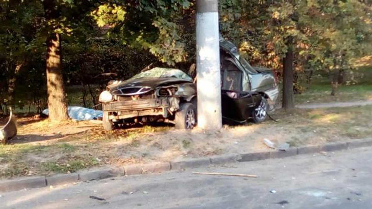 Смертельная авария во Львове: машина буквально разбилась о столб - Львов