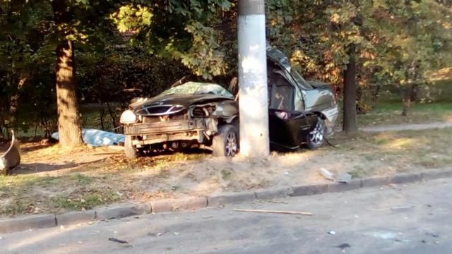 Смертельная авария во Львове: машина буквально разбилась о столб