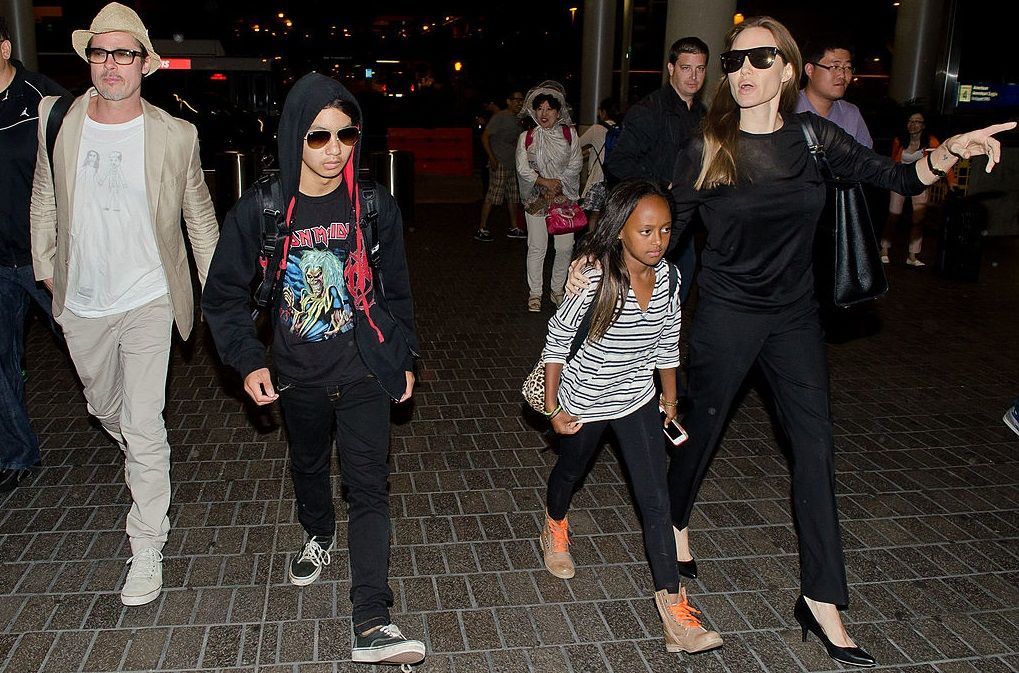 Питт и Джоли временно поделили опеку над детьми, – СМИ Питт и Джоли временно поделили опеку над детьми, – СМИ