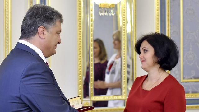 Порошенко пообещал учителям с нового года выше зарплаты Порошенко пообещал учителям с нового года выше зарплаты